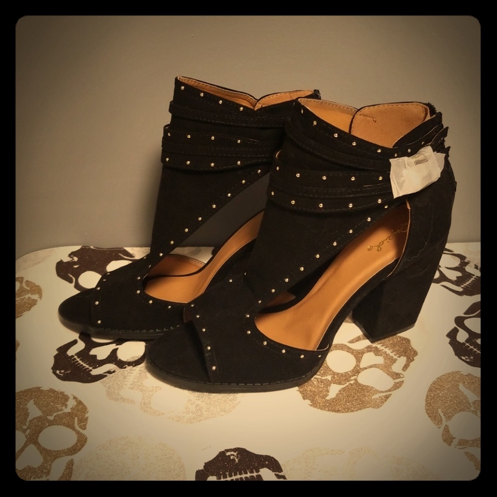 Black with gold medium heeled
